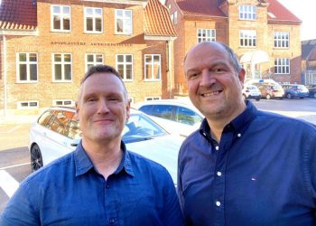 Claus Mørkbak Højrup fra Venstre ses her med partifællen Christian Engen på Amtmandstoften, hvor man blandt andet finder headspace, som er et eksisterende  tilbud for unge i Hjørring Kommune.. Foto: Privat.