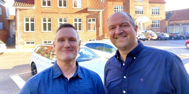 Claus Mørkbak Højrup fra Venstre ses her med partifællen Christian Engen på Amtmandstoften, hvor man blandt andet finder headspace, som er et eksisterende tilbud for unge i Hjørring Kommune.. Foto: Privat.