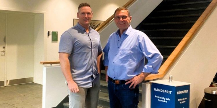 Claus Mørkbak Højrup (tv) sammen med partifællen Michael Engbjerg fra Venstre. Foto: Privat.