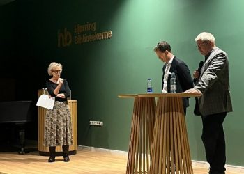 Ordstyrer Tine Gøtzsche, Mads Duedahl (V) og Arne Boelt (S) på Hjørring Bibliotek. Foto: Hjørring Bibliotekerne.