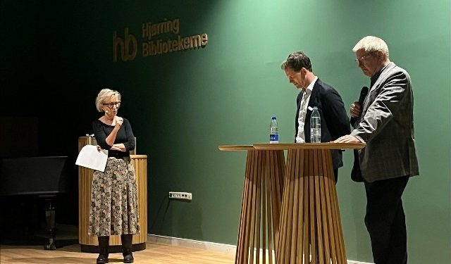 Ordstyrer Tine Gøtzsche, Mads Duedahl (V) og Arne Boelt (S) på Hjørring Bibliotek. Foto: Hjørring Bibliotekerne.