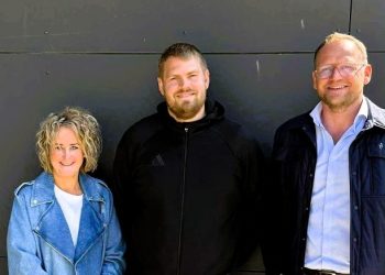 Ulrikka og Rasmus Mølgaard Diernæs fra Elitesport Vendsyssel sammen med direktør Michael Vendelbo fra Erhverv Hjørring.