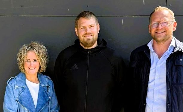 Ulrikka og Rasmus Mølgaard Diernæs fra Elitesport Vendsyssel sammen med direktør Michael Vendelbo fra Erhverv Hjørring.