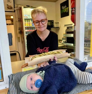 Polarkiosken i Tversted har åbent i resten af uge 42, og der er en 1/2 meter Hotdog til både små og store! Privatfoto.