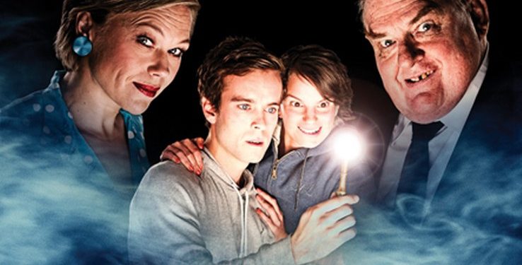 Fredag er gyser-komedie for teenagere og venner i Tversted Uggerby Pastorat. Pressefoto