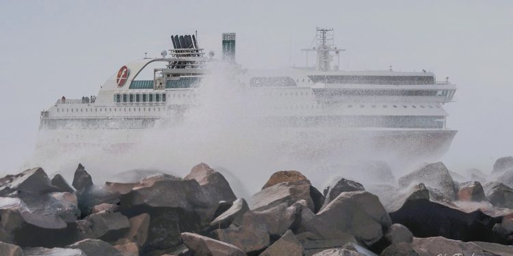 Fjord Line anløber Hirtshals Havn. Foto: Arturs Pirazkov.