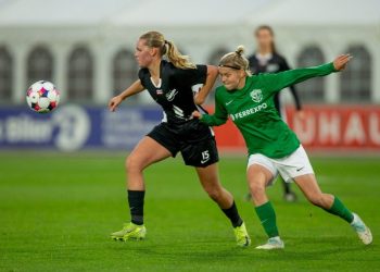 Rie i duel i den første kamp mod FC Vorskla. Foto: Jess Madsen.