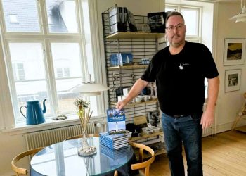 Peter Jensen, som er formand i Støtteforeningen Hirtshals Fyr, ses her i Kaffestuen med bogen Fyrtårne - Mellem Nordsøen og Østersøen. Foto (arkiv): Niels Skipper.