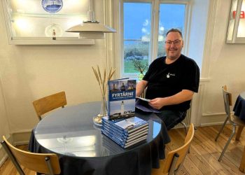 Peter Jensen, som er formand i Støtteforeningen Hirtshals Fyr, sidder her i Kaffestuen med bogen Fyrtårne - Mellem Nordsøen og Østersøen. Foto: Niels Skipper.