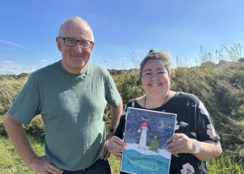 Årets kunstner er Anna Nauja fra Sindal, som her ses sammen med handelschef Per Martensen fra Hirtshals Handel & Erhverv. Foto: HHE.