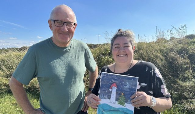 Årets kunstner er Anna Nauja fra Sindal, som her ses sammen med handelschef Per Martensen fra Hirtshals Handel & Erhverv. Foto: HHE.