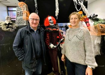 Handelschef Per Martensen og Maria Lund Lassen fra Nordsøen Fri Fagskole er klar med spøgelseshus i Hirtshals. Foto: HHE.