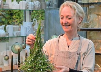 Den kendte blomsterkunstner Hanne Utoft gæster Sindal. Privatfoto.