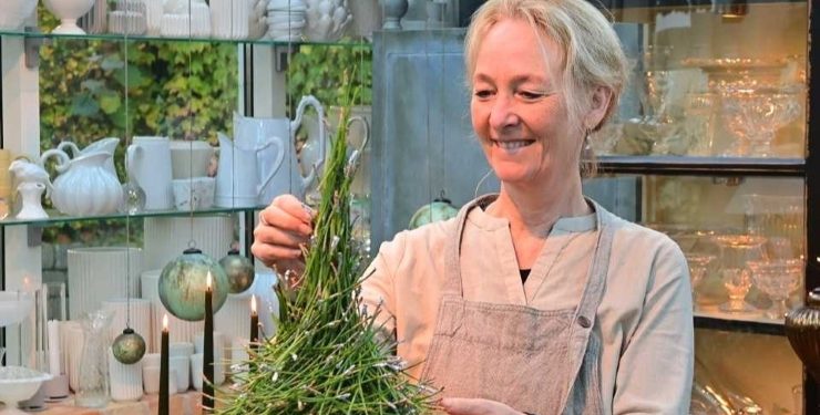 Den kendte blomsterkunstner Hanne Utoft gæster Sindal. Privatfoto.