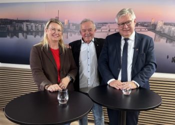 Borgmesterkandidat Mai-Britt Beith (S), journalist Hasse Boe  og borgmester Søren Smalbro. Foto: Kanal Nord.