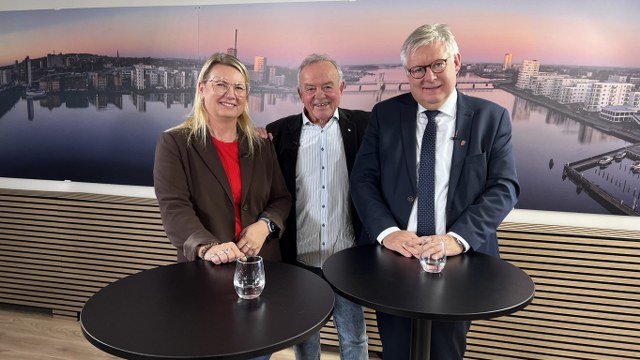 Borgmesterkandidat Mai-Britt Beith (S), journalist Hasse Boe og borgmester Søren Smalbro. Foto: Kanal Nord.