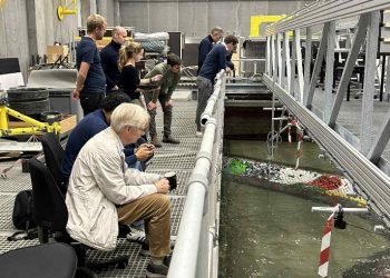 To 3D modeller af den forlængede vestmole er bygget op i skalaen 1:46 i bølgebassinet på Aalborg Universitet.