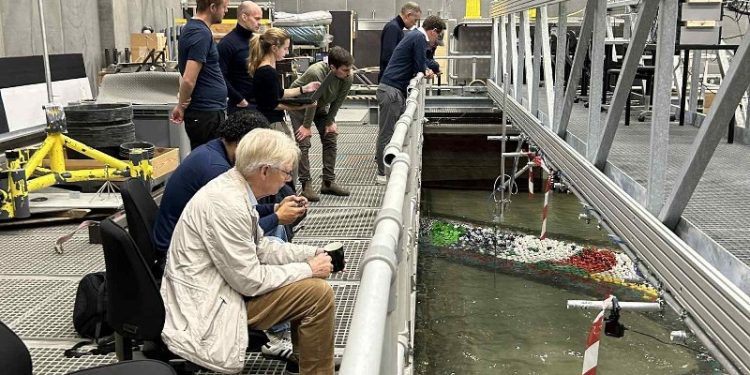 To 3D modeller af den forlængede vestmole er bygget op i skalaen 1:46 i bølgebassinet på Aalborg Universitet.