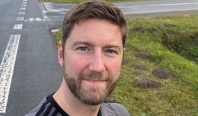 Henrik Taagaard (S) på stedet, hvor det nye boligområde planlægges anlagt ved Slettingen i Løkken. Foto: Privat.