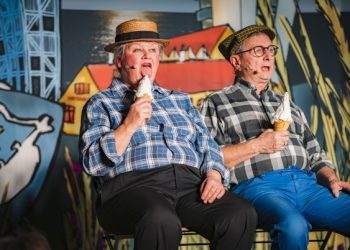 Yvonne Hansen og Kurt Bærentsen på scenen i Hirtshals Revyen 2025. Foto: René Stoklund.