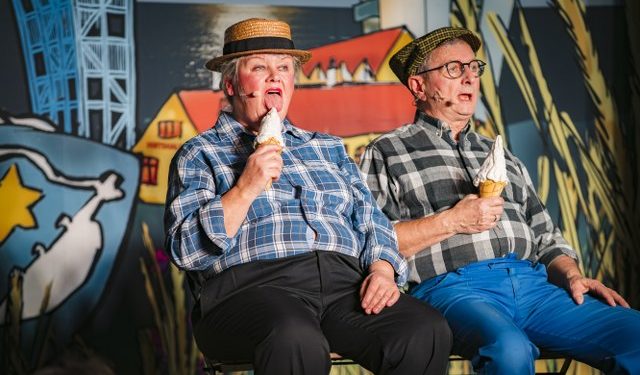 Yvonne Hansen og Kurt Bærentsen på scenen i Hirtshals Revyen 2025. Foto: René Stoklund.