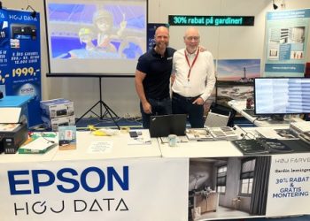 Peter og Tommy er på Hjørring Messen klar med rådgivning og gode tilbud - også på gardiner. Foto: Palle W. Nielsen