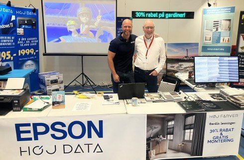 Peter og Tommy er på Hjørring Messen klar med rådgivning og gode tilbud - også på gardiner. Foto: Palle W. Nielsen