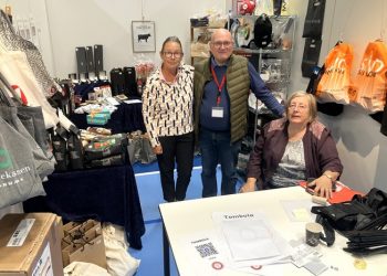 Susanne, til højre, fejrer guldbryllup lørdag. I midten Hjørring Messens koordinator Per Bach Nielsen og til venstre Sus, som også er en af ildsjælene bag Hjørring Håndbolds tombola. Foto: Palle W. Nielsen