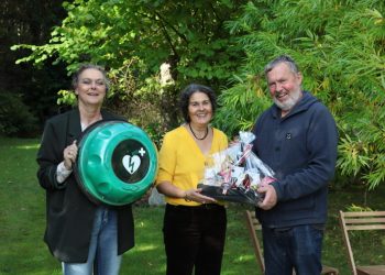 Ulla Pia Lauritsen, Mosbjerg og Peter Andersen, Tolne overrækker Marta Yepes en gavekurv som tak for hendes mangeårige indsats for Tolne-Mosbjergs Hjertesag.