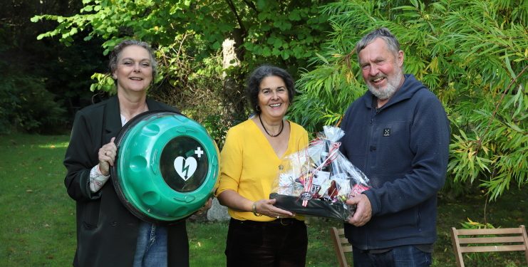 Ulla Pia Lauritsen, Mosbjerg og Peter Andersen, Tolne overrækker Marta Yepes en gavekurv som tak for hendes mangeårige indsats for Tolne-Mosbjergs Hjertesag.