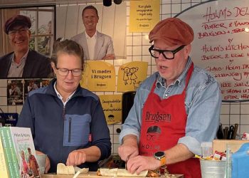 Uddeler Bente Meibom i selskab med kokken Claus Holm. Foto: Niels Chr. Jakobsen.