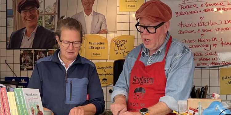 Uddeler Bente Meibom i selskab med kokken Claus Holm. Foto: Niels Chr. Jakobsen.