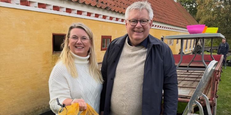 Mai-Britt Beith og Søren Smalbro dystede på kartoffelskrælning i Mosbjerg. Foto: Privat.