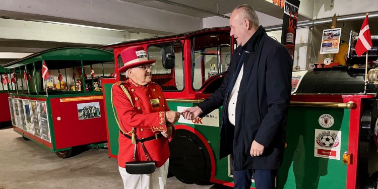 Krumme overdrager nøglerne til Krummes Tog til City Foreningens formand Lars Dam. Foto: Privat.