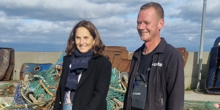 Under sit besøg i Strandby besøgte Liliane Tanguy Strandby Net, som fremviste flere typer af trawl og fortalte om udviklingen af selektive redskaber. Foto: Thomas Wenzel Kruse.