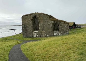 Bag Magnuskatedralens ruin ses gavlen af Kongsgården. Foto: Niels Skipper.