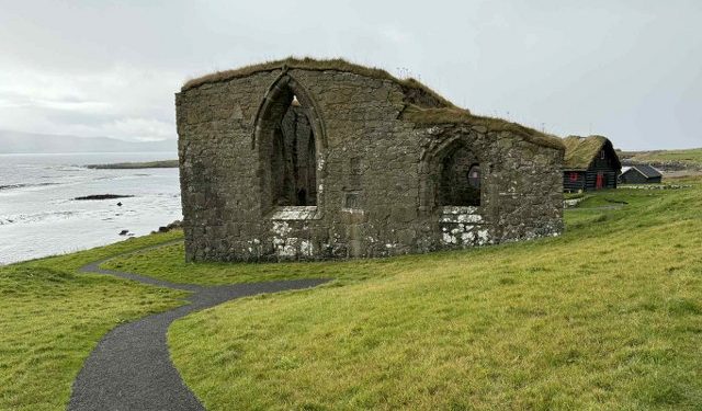 Bag Magnuskatedralens ruin ses gavlen af Kongsgården. Foto: Niels Skipper.