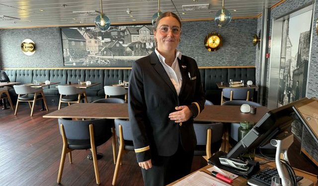 Kit har stået i lære som tjener ombord på Norröna, men tog en afstikker til Tabu i Aalborg, før hun nu er tilbage og er blevet forfremmet hos Smyril Line. Her tager hun imod os i Munkastova. Foto: Niels Skipper.