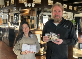 Klerly og Åge Vinter med 2025-udgaven af Restaurant Tannishus' Pixibog. Arkivfoto: Palle W. Nielsen