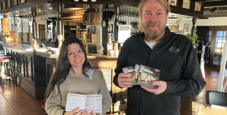 Klerly og Åge Vinter med 2025-udgaven af Restaurant Tannishus' Pixibog. Arkivfoto: Palle W. Nielsen