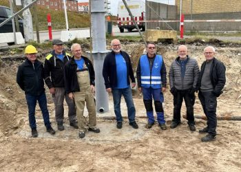 Holdet bag genskabelsen af kompasretterpælen med rådgiver Ole Møgelmose yderst til venstre.