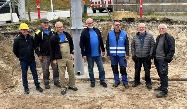 Holdet bag genskabelsen af kompasretterpælen med rådgiver Ole Møgelmose yderst til venstre.