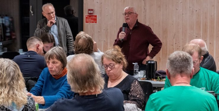 Svend Høholt fra Sindal har taget ordet ved et vælgermøde i Tolne. Foto (arkiv): Niels Helver.