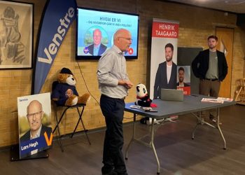 Lars Høgh (V) og Henrik Taagaard i Tornby Hallen. Foto: Privat.