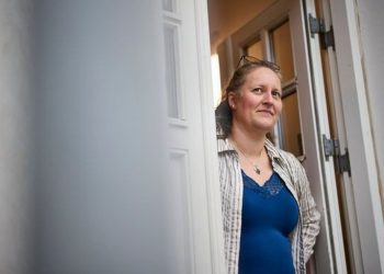 Lenette Schultz Nielsen ser frem til gode snakke med politikerne, når Den Blå Sociale Café i Hjørring inviterer til valgarrangement. Foto: Mikkel Berg Pedersen.