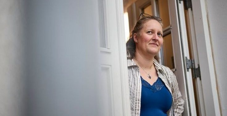 Lenette Schultz Nielsen ser frem til gode snakke med politikerne, når Den Blå Sociale Café i Hjørring inviterer til valgarrangement. Foto: Mikkel Berg Pedersen.