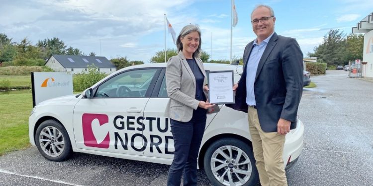 Foreningsleder Jette Nørsøller Uhrenholt fra Gestus Nord og dirketør Hans Henrik von Platen-Hallermund hos Lilleheden A/S. Foto: Privat.