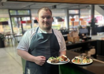 Restauratør Mathias Buus Andersen præsenterer menuen til Hjørring Revyen 2026 på Vendsyssel Teater. Foto: Palle W. Nielsen