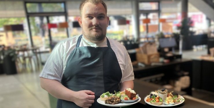 Restauratør Mathias Buus Andersen præsenterer menuen til Hjørring Revyen 2026 på Vendsyssel Teater. Foto: Palle W. Nielsen