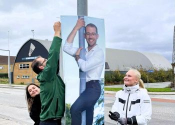 Mathias med hjælpere i gang med plakatophængning. Foto: Privat.